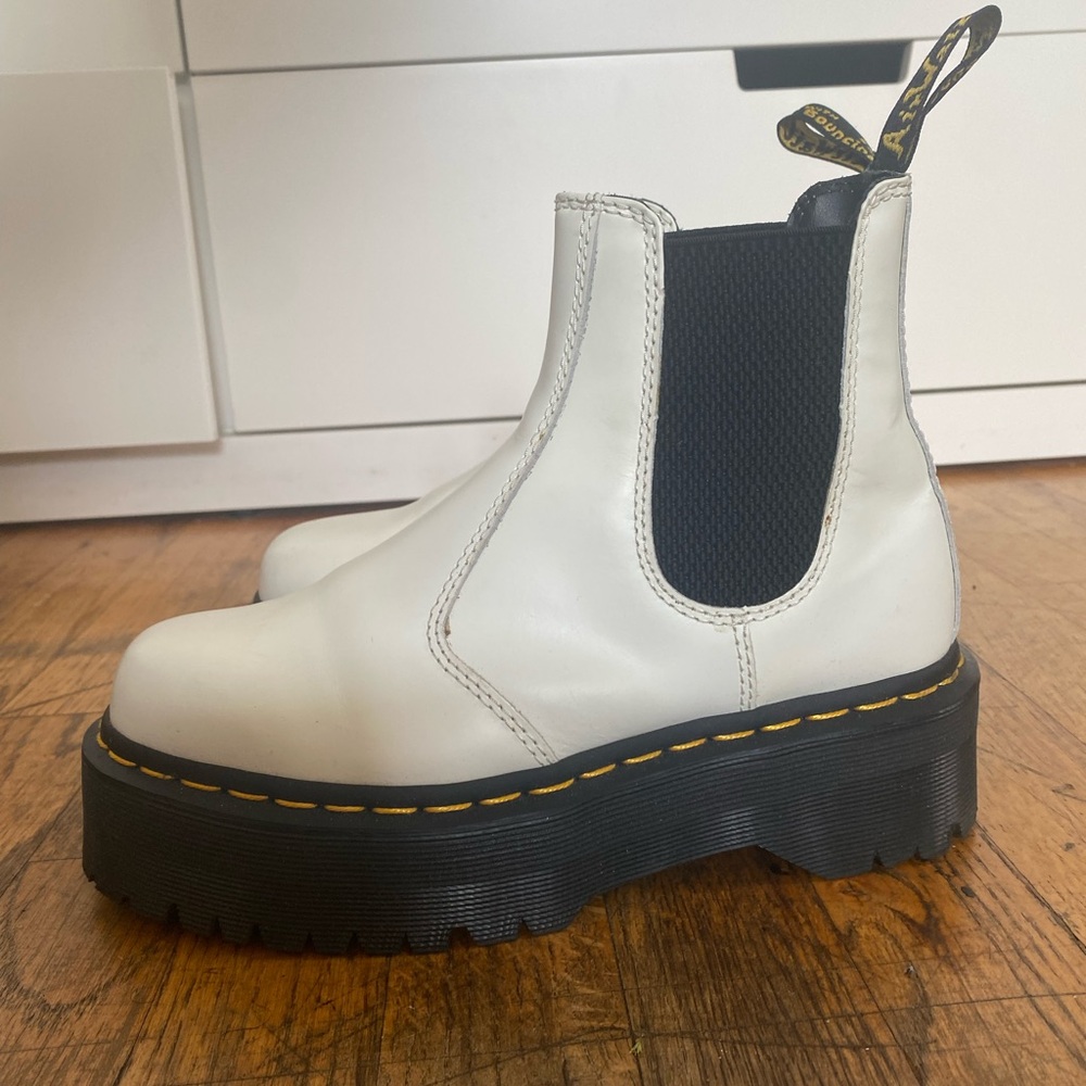 2976 SMOOTH LEATHER PLATFORM CHELSEA BOOTS FROM DR. MARTEN
